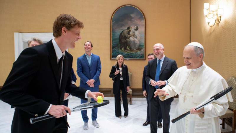Jannik Sinner beim Papst: »Wollen Sie ein bisschen spielen?«