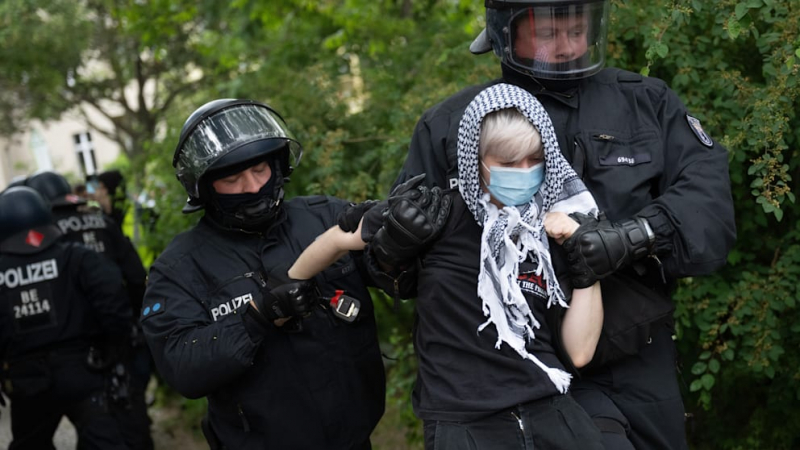 Polizist bei Judenhasser-Demo schwer verletzt