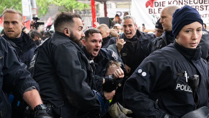 Polizist bei Judenhasser-Demo schwer verletzt