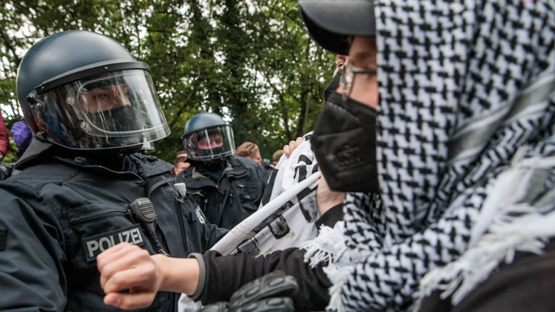 Polizist bei Judenhasser-Demo schwer verletzt