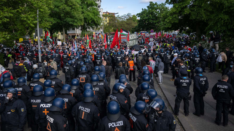 Polizist bei Judenhasser-Demo schwer verletzt