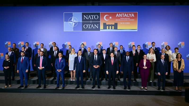 Türkei | Nato fordert Ukraine-Gespräche: Sie streuen Salz in Putins Wunde