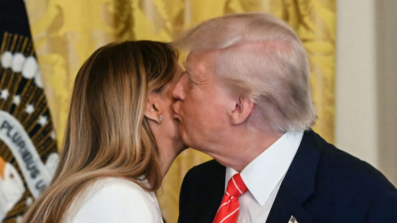 Biograf räumt mit Trumps Bussi-Show auf