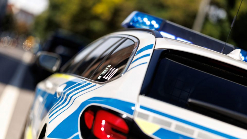 Mann mit Kind auf dem Arm droht, sich mit Messer selbst zu verletzten